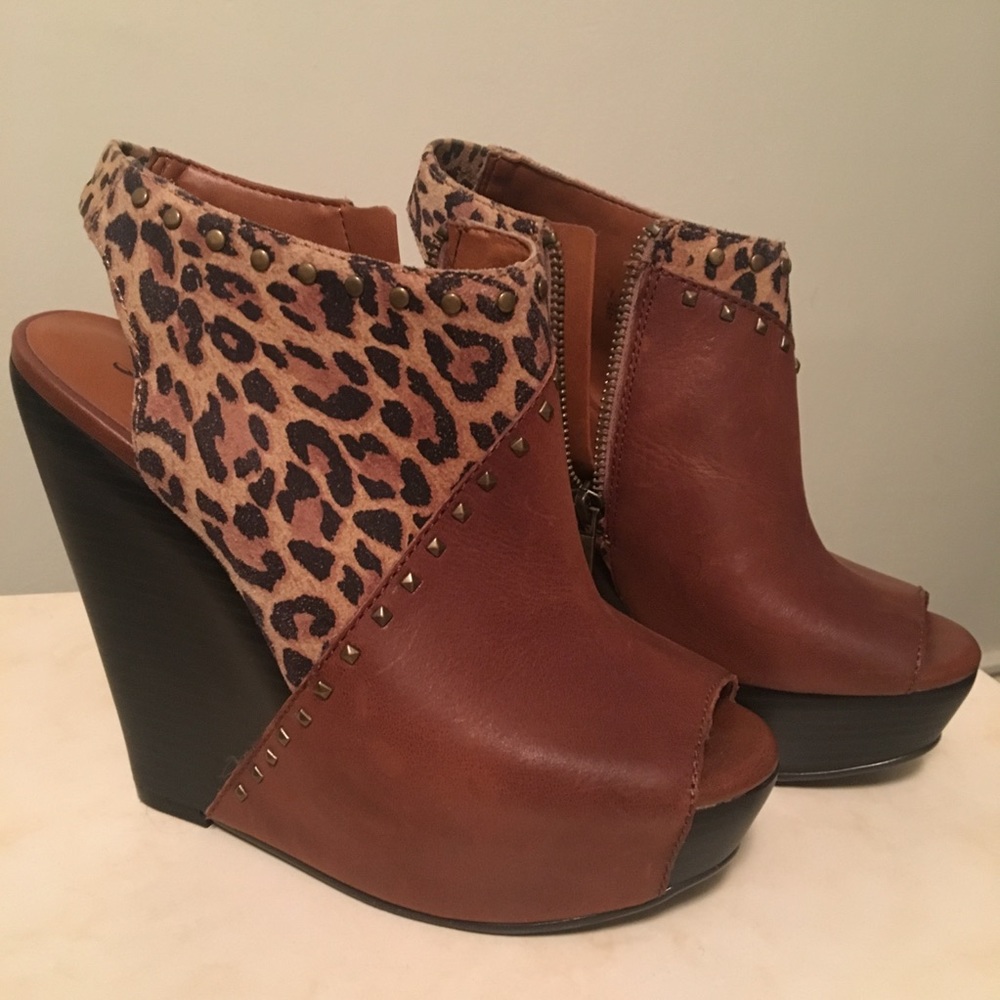 🍀 POW Peep Toe Wedge